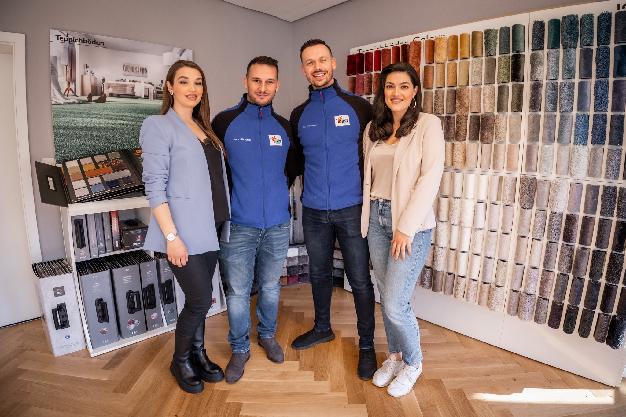 Momo, Goneta, Max und Conny aus dem MOMA Team in einer Bodenausstellung